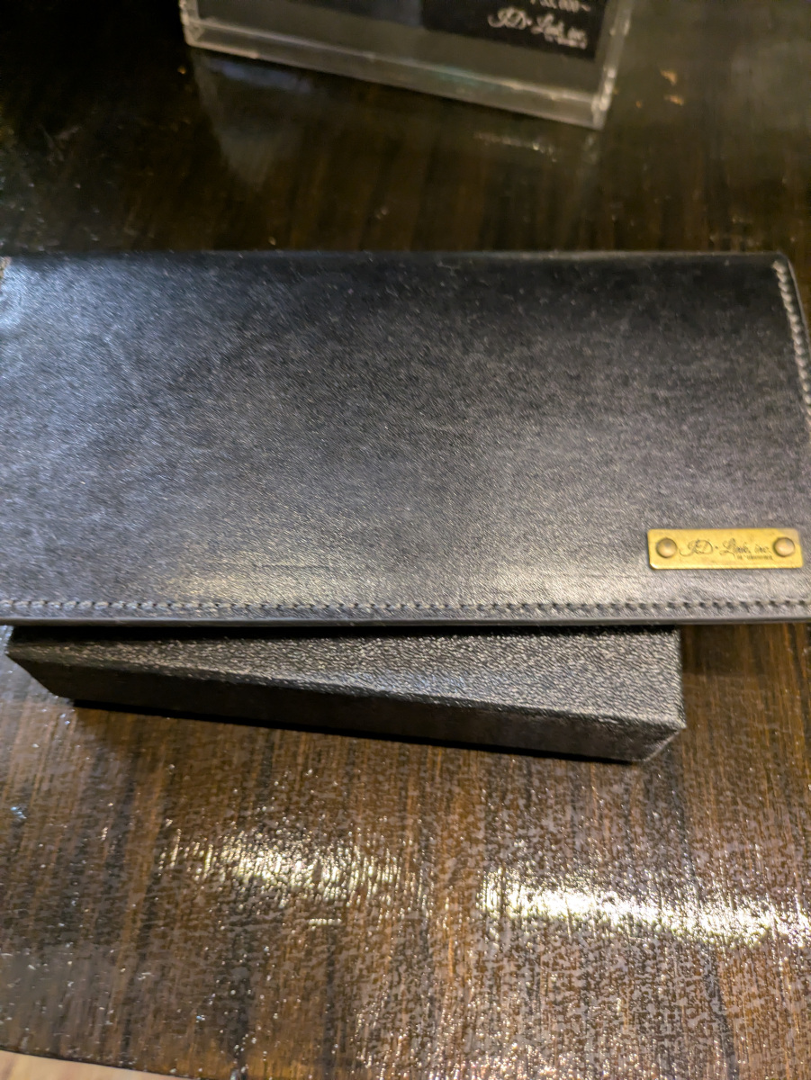 ２つ折りの長財布